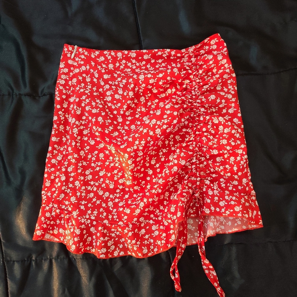 Red floral ruched side skirt